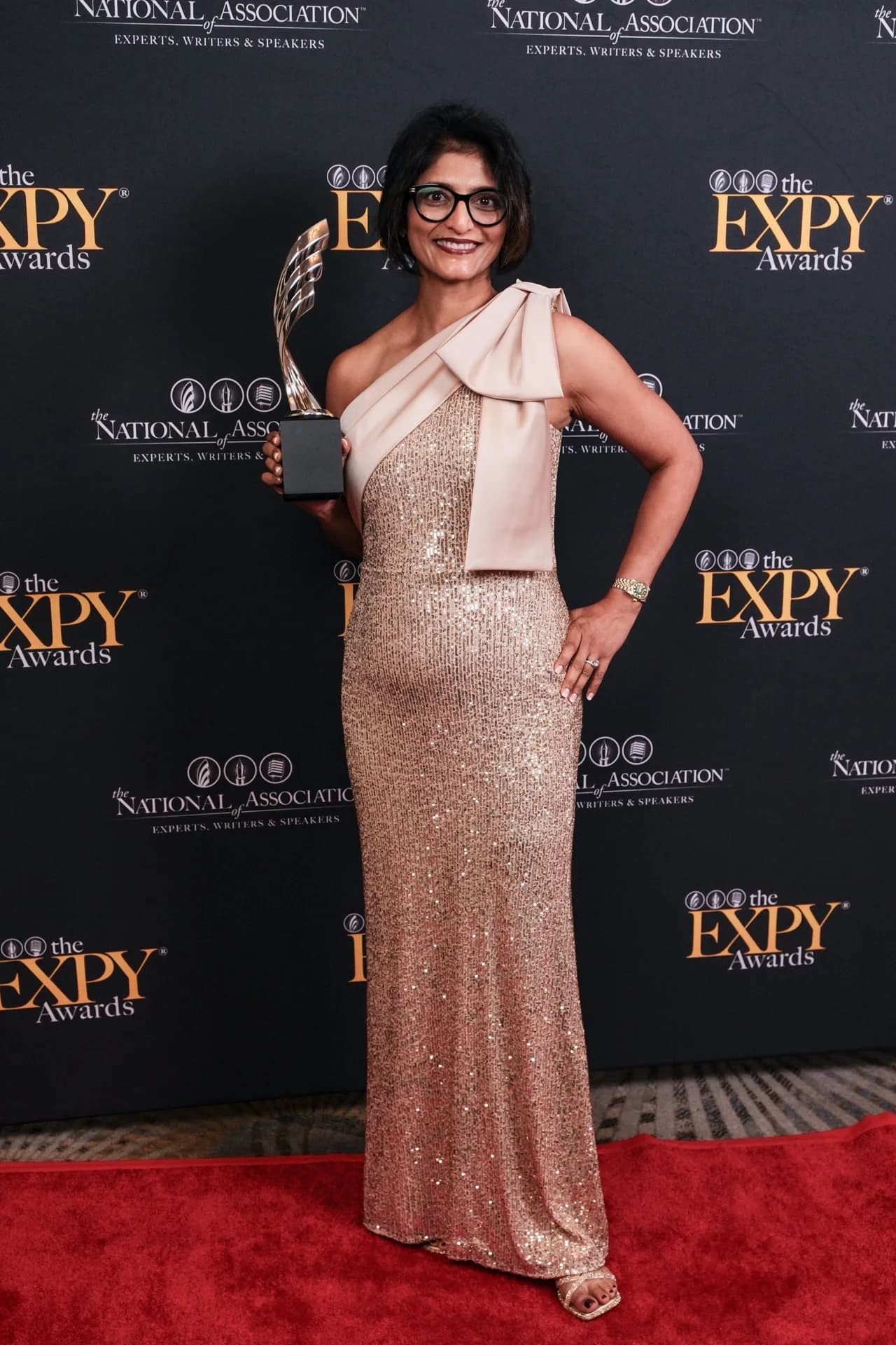 Anagha Deshmukh receiving the EXPY Award for handwriting analysis excellence